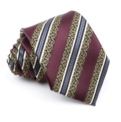 Kravata so vzorom fialového ornamentu