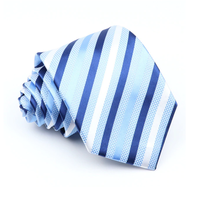 Kravata so vzorom modrých prúžkov